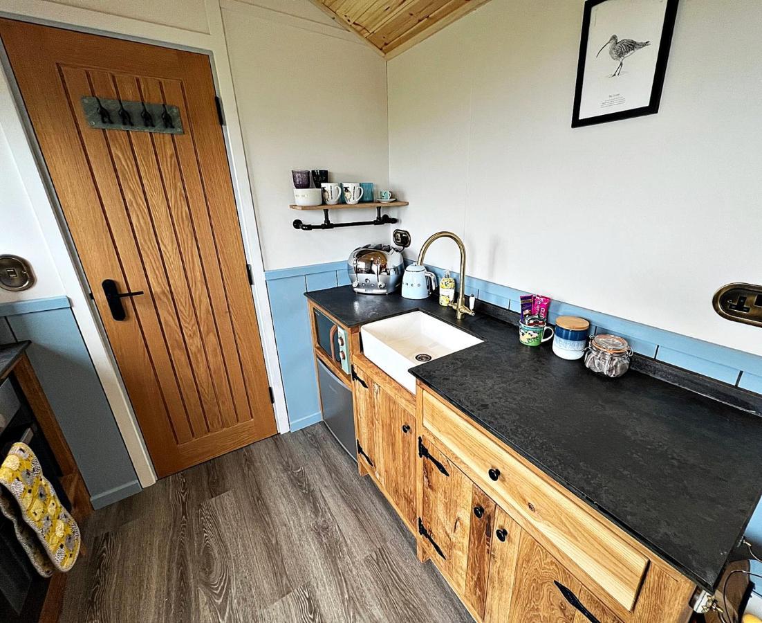 Luxury Shepherd Hut In The Peak District Bakewell Exterior photo